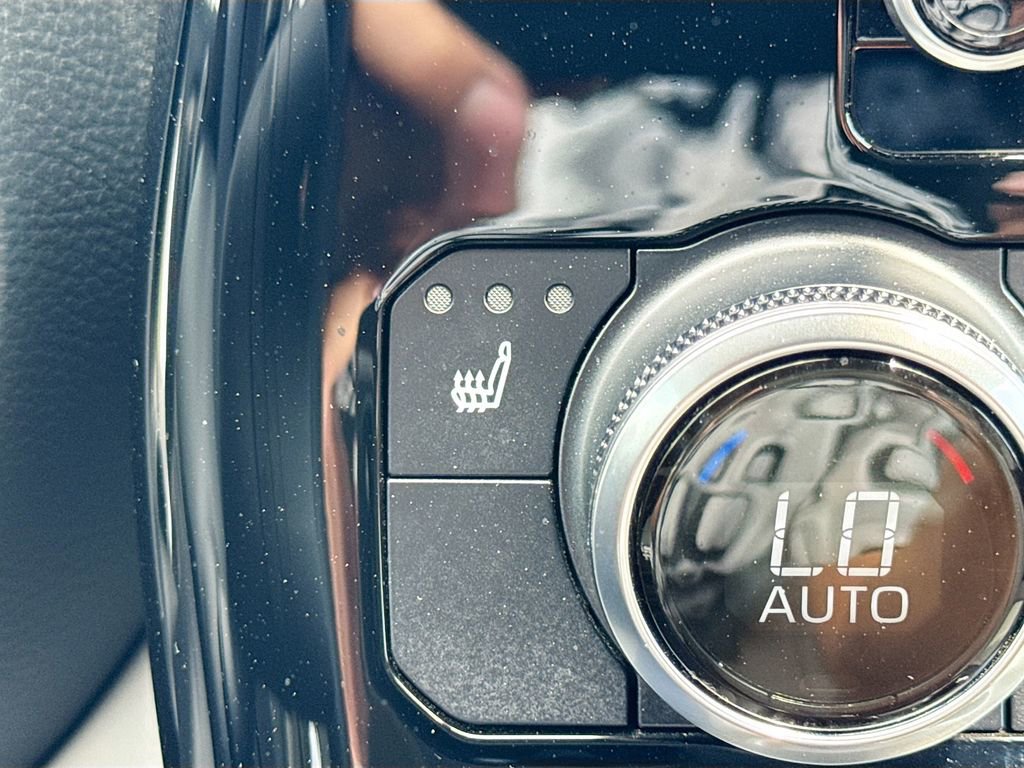 Used 2024 Toyota Highlander XLE AWD/4WD image 25