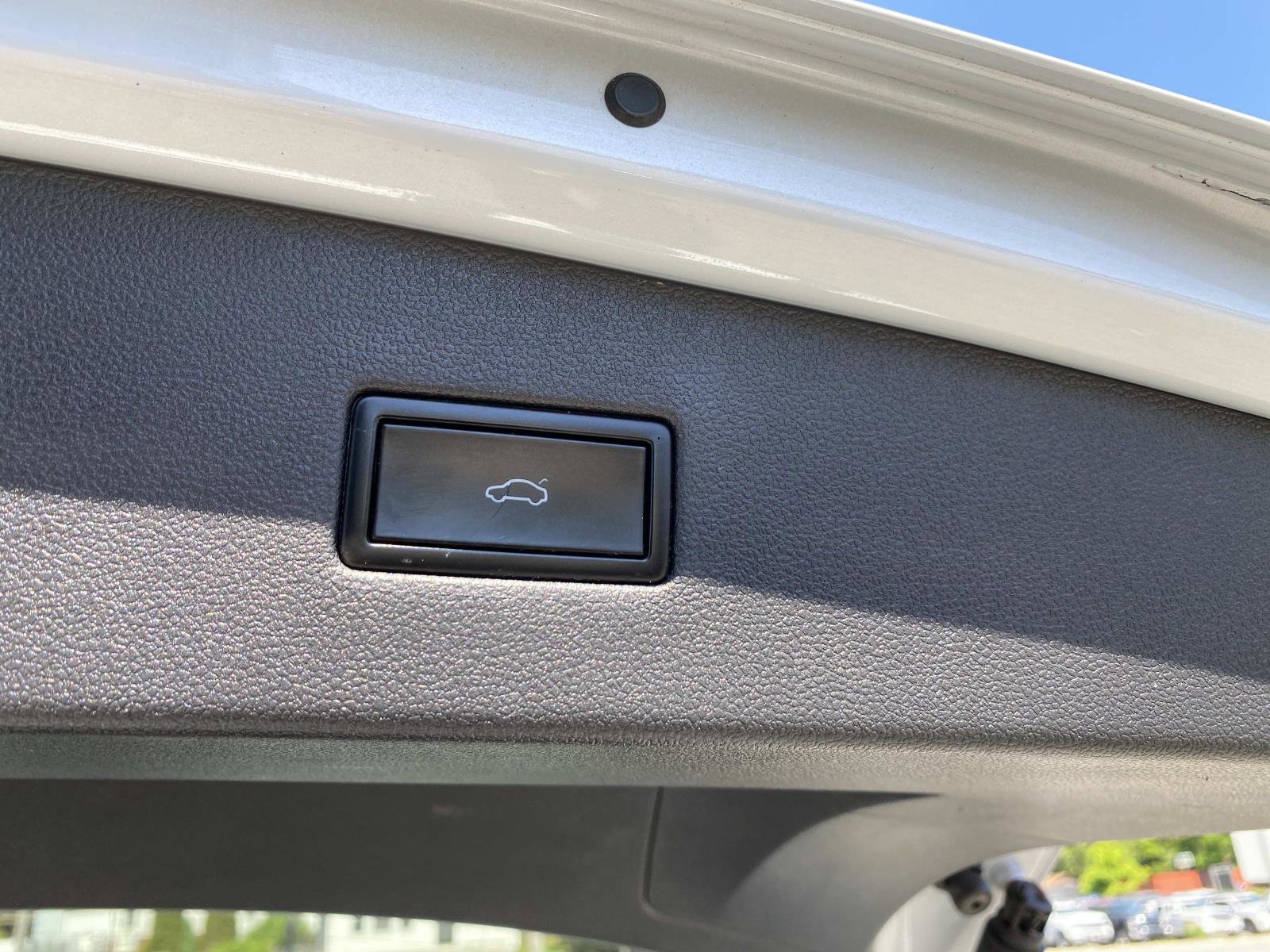 Used 2018 Volkswagen Tiguan SEL AWD/4WD image 7