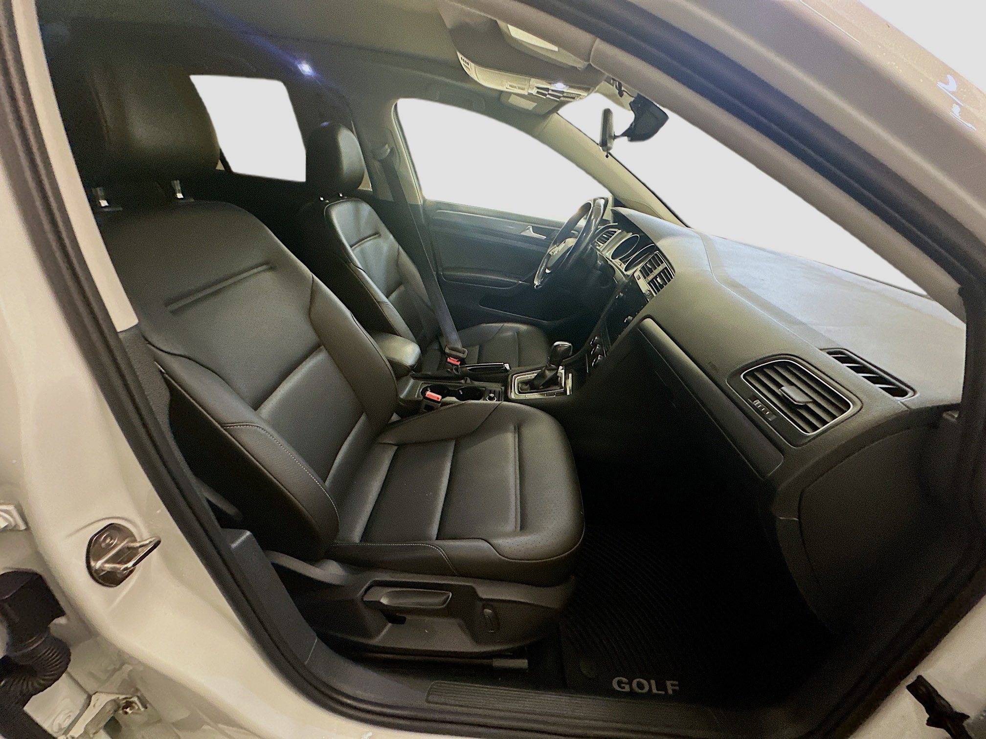 Used 2018 Volkswagen Golf SE FWD image 32