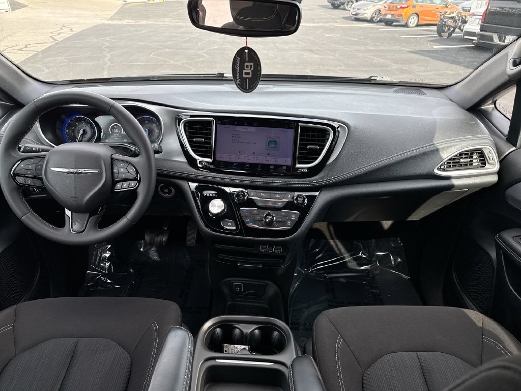 Used 2024 Chrysler Pacifica Touring FWD image 15