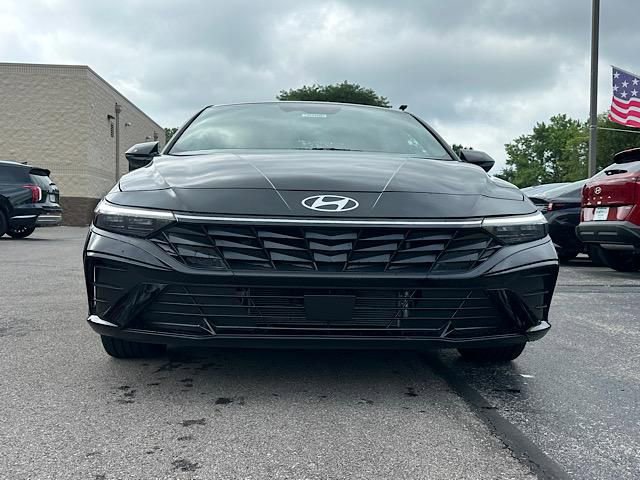 New 2025 Hyundai Elantra Limited image 2