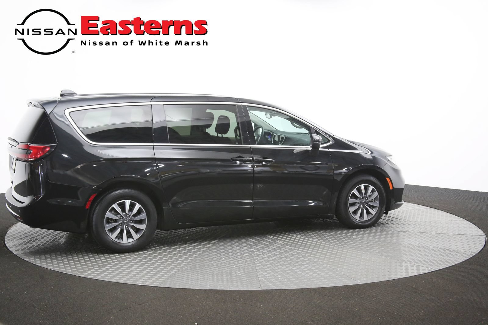 Used 2023 Chrysler Pacifica Touring-L FWD image 45