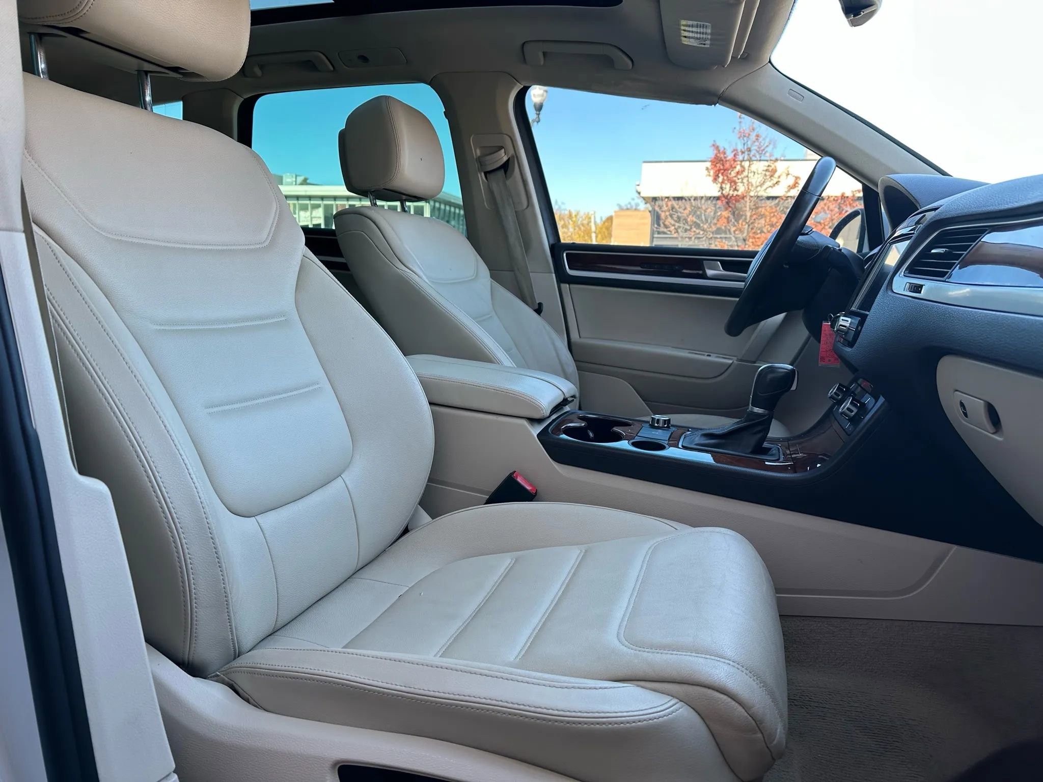 Used 2013 Volkswagen Touareg Sport image 16