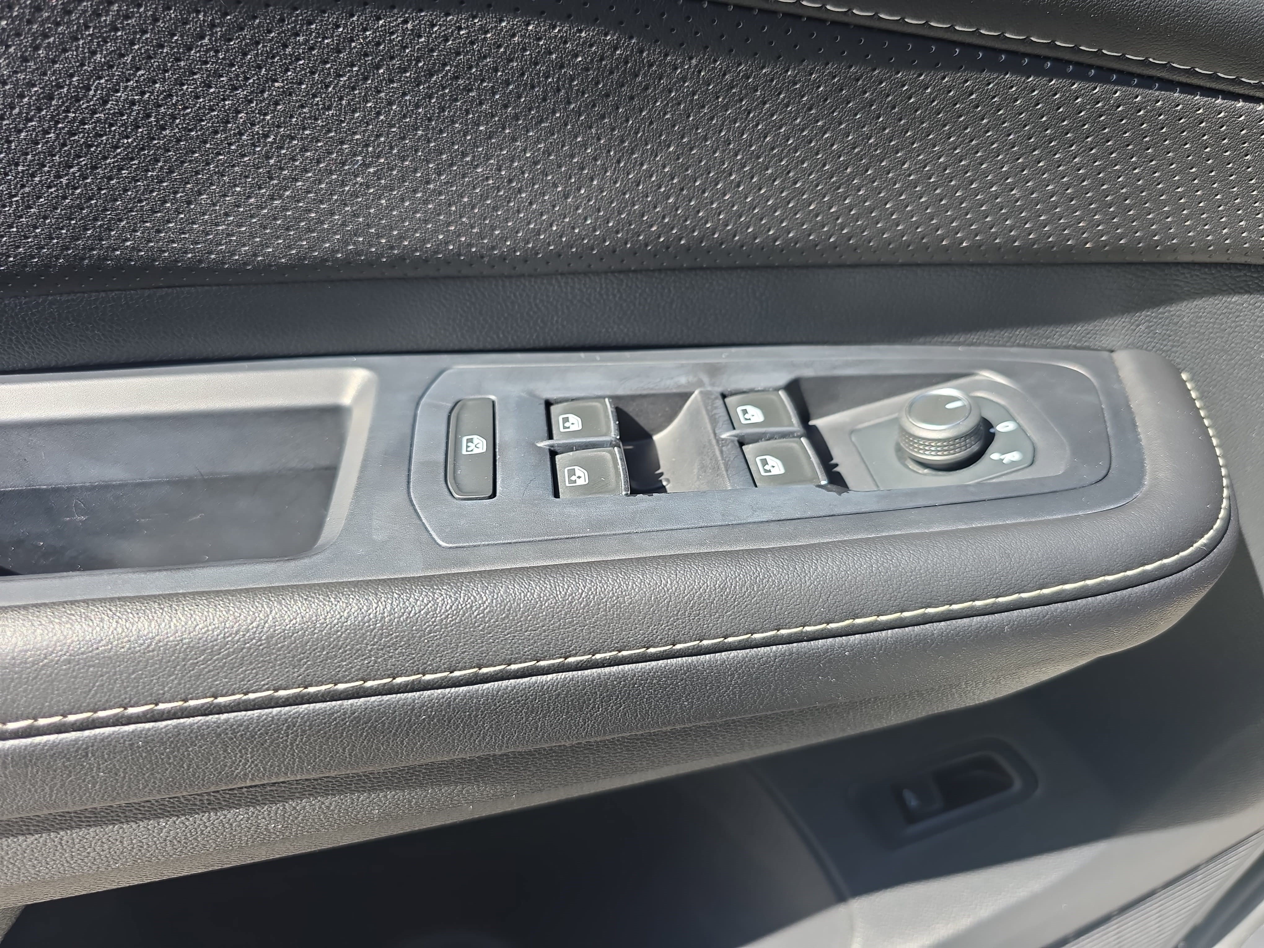 Used 2024 Volkswagen Atlas Cross Sport SE FWD image 27