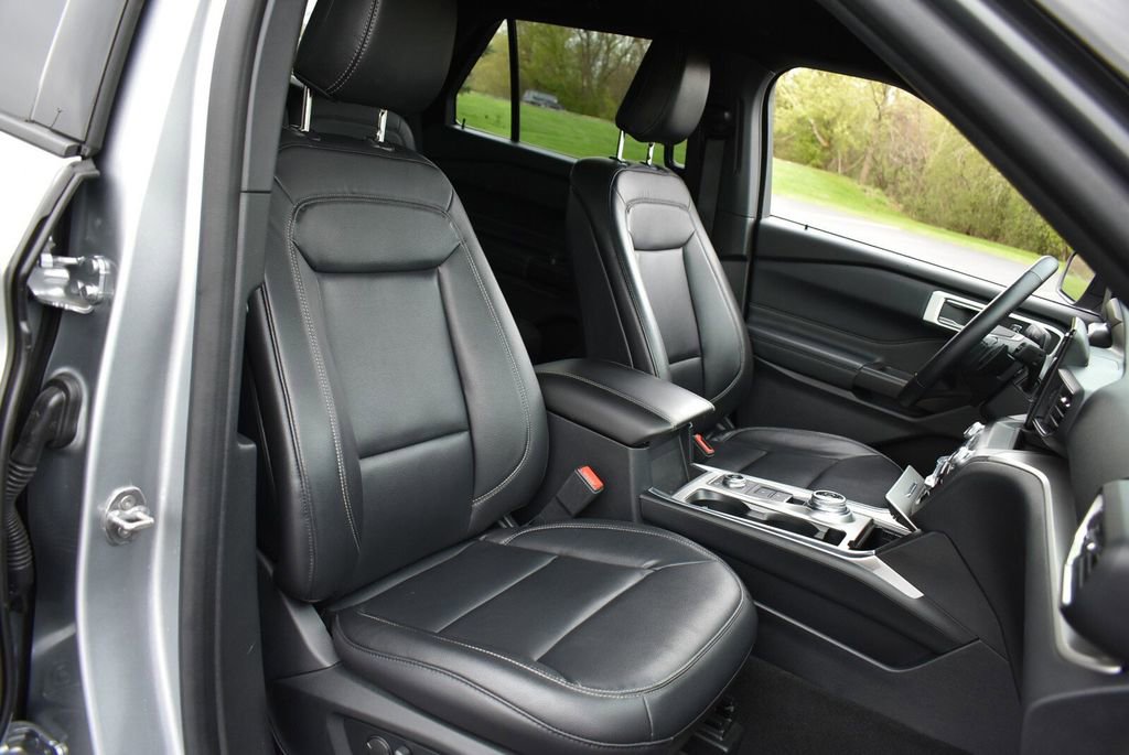 Used 2020 Ford Explorer XLT w/ Equipment Group 202A AWD/4WD image 36
