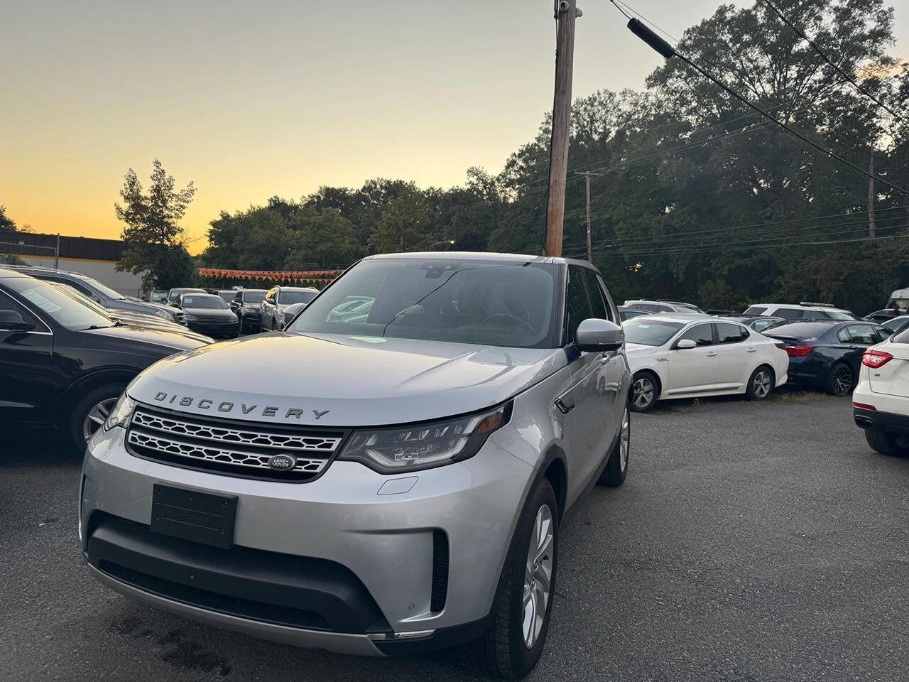 Used 2017 Land Rover Discovery HSE image 4