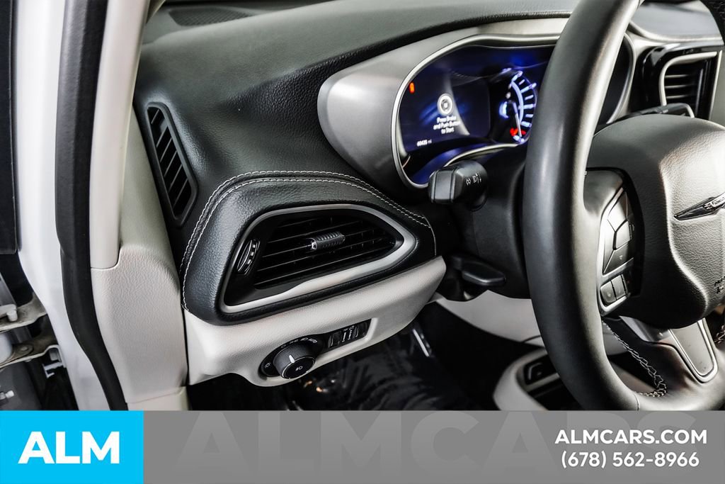 Used 2024 Chrysler Pacifica Select image 34