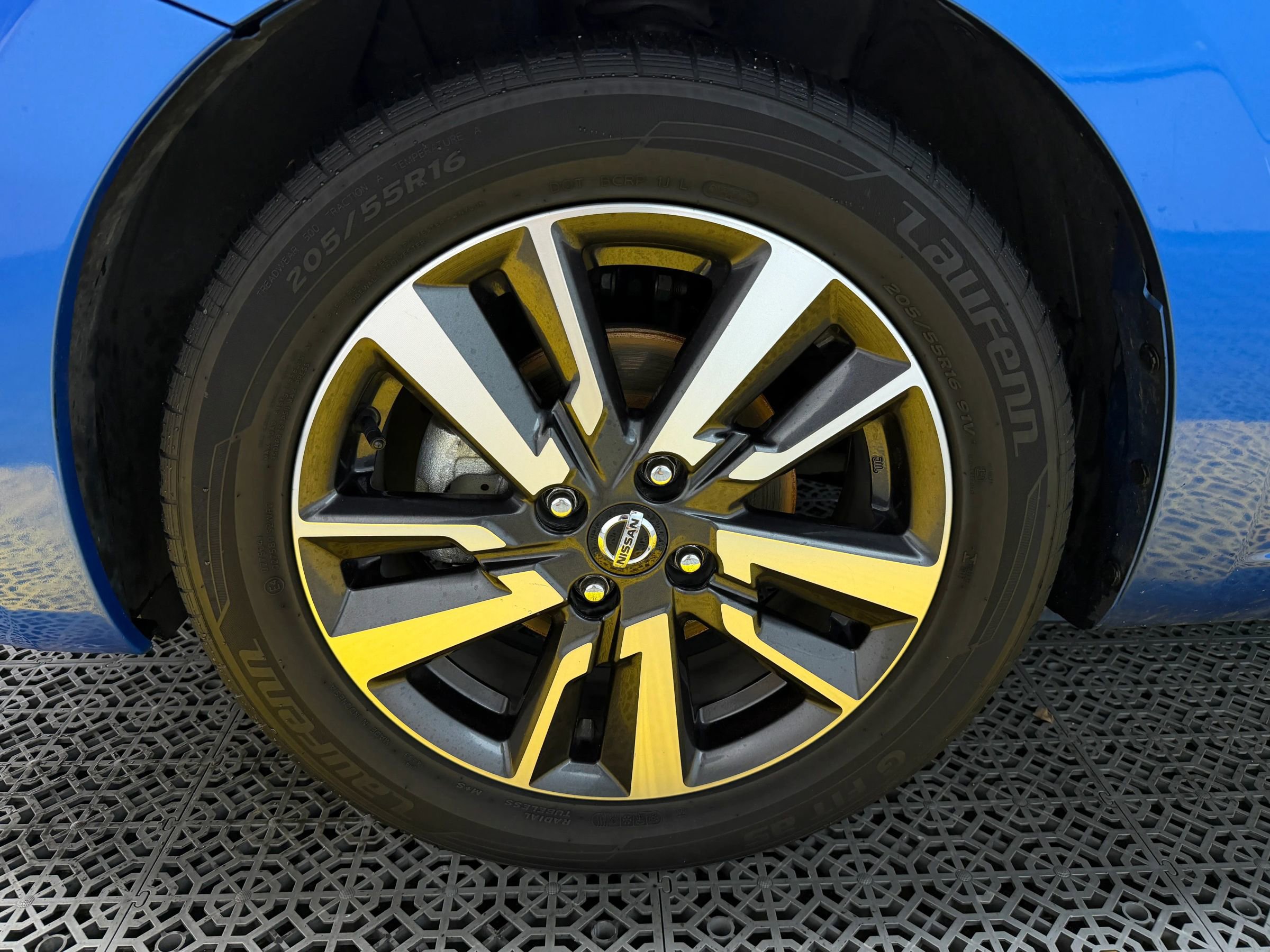 Used 2020 Nissan Versa SV image 41