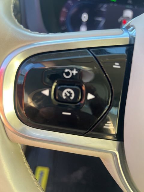Used 2023 Volvo XC60 B5 Plus image 11