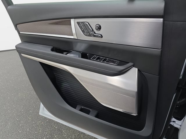 New 2027 Cadillac Vistiq Luxury w/ LPO, Floor Liner Package AWD/4WD image 23