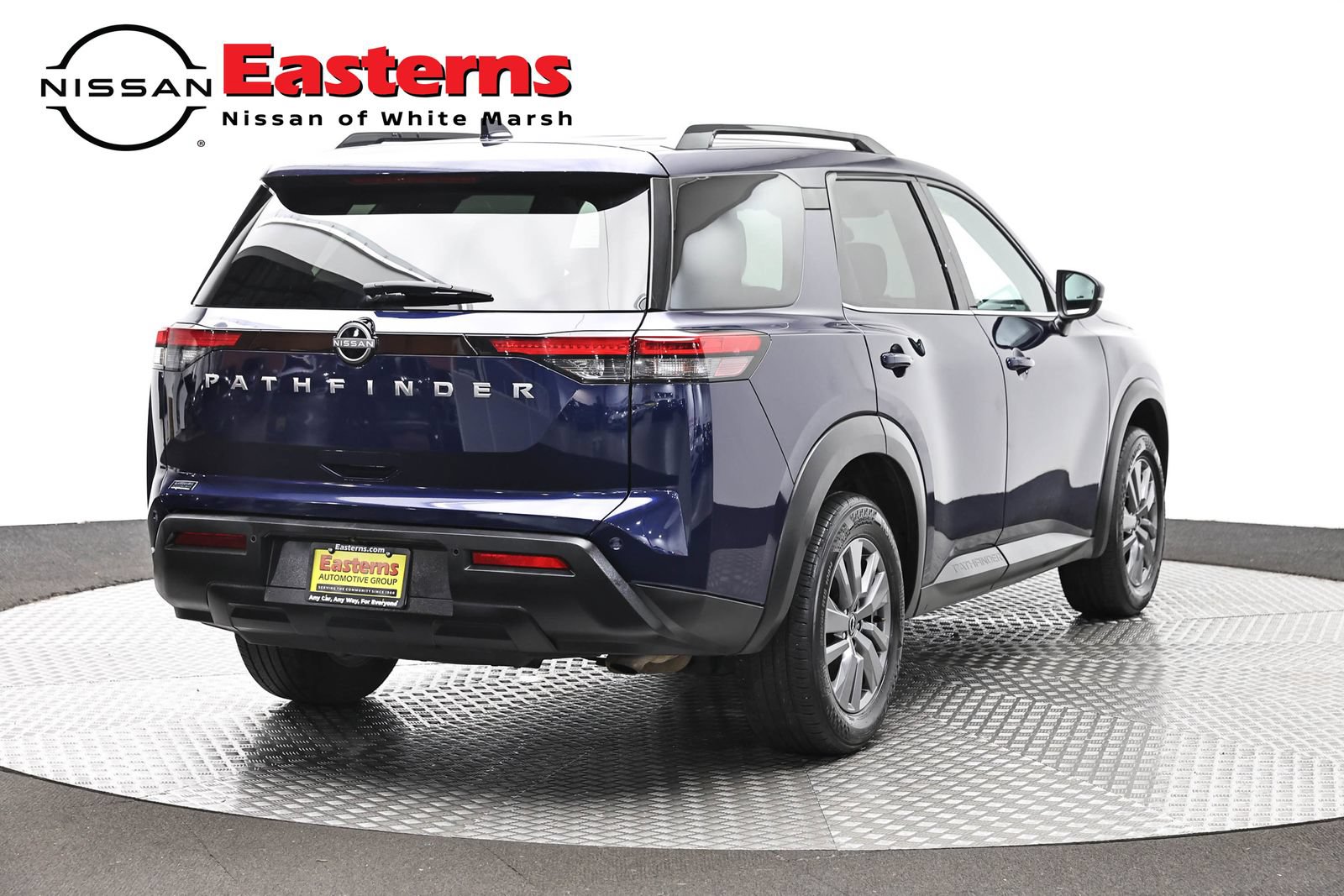 Used 2025 Nissan Pathfinder SV FWD image 4