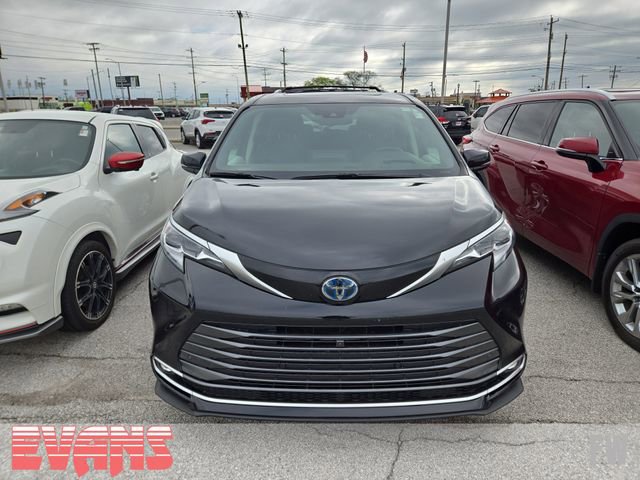 Used 2023 Toyota Sienna Platinum AWD/4WD image 2