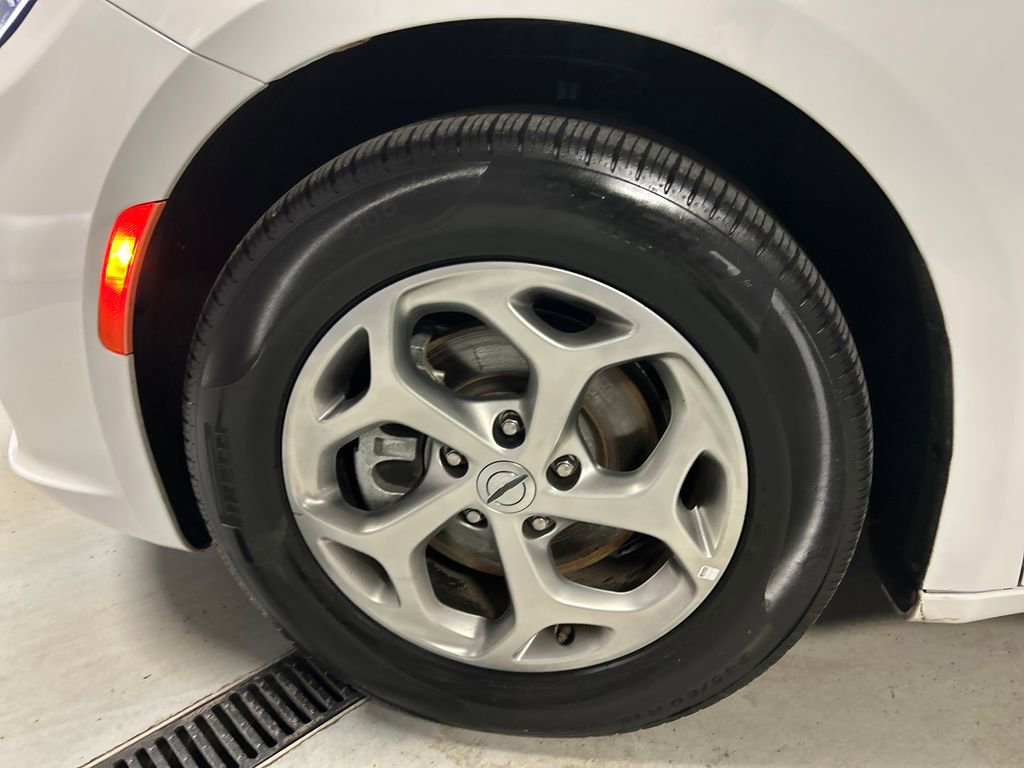 Used 2024 Chrysler Pacifica Limited FWD image 9
