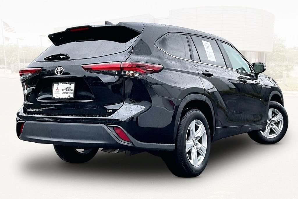Used 2025 Toyota Highlander LE FWD image 6
