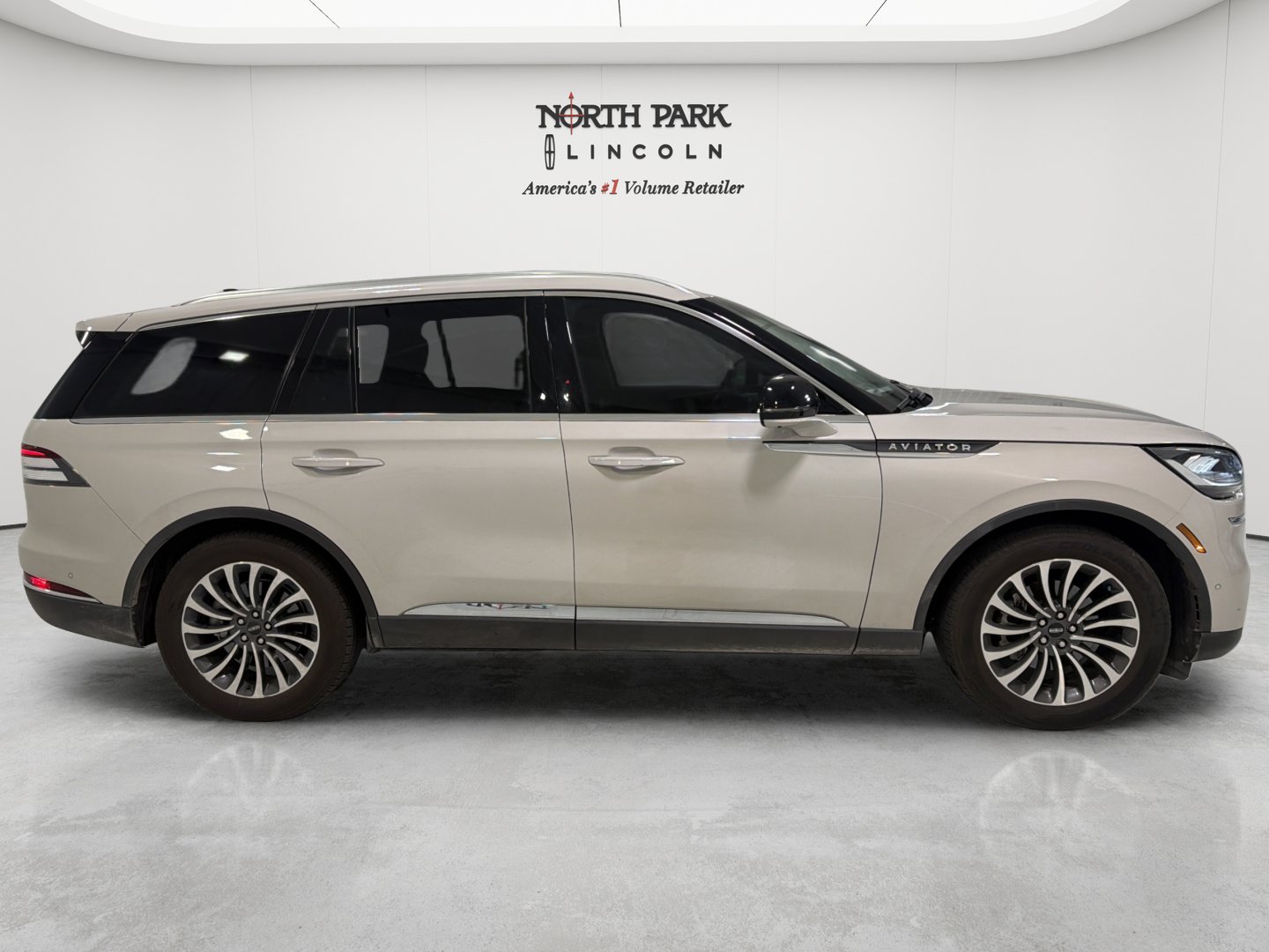 Used 2021 Lincoln Aviator Reserve w/ Equipment Group 201A RWD image 6