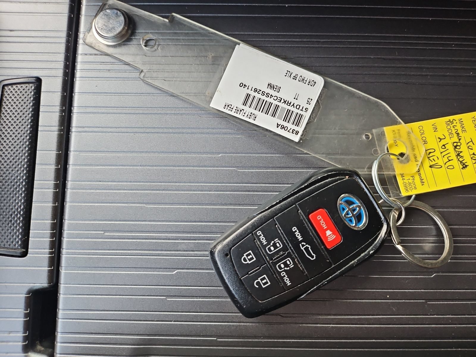 Used 2025 Toyota Sienna XLE FWD image 21