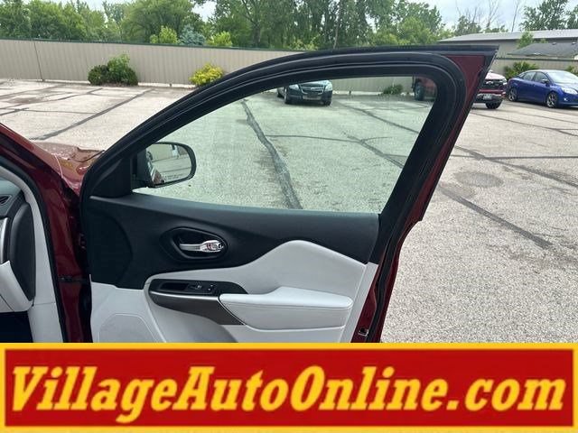 Used 2021 Jeep Cherokee Latitude Lux FWD image 38