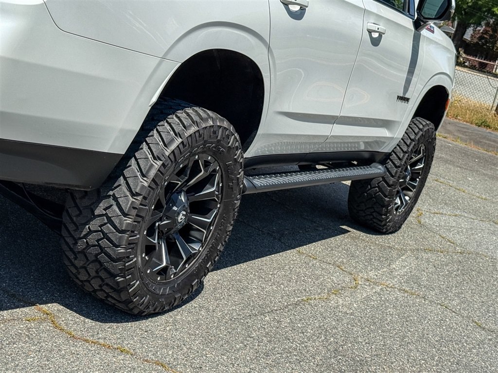 Used 2022 Chevrolet Tahoe Z71 w/ Luxury Package AWD/4WD image 32