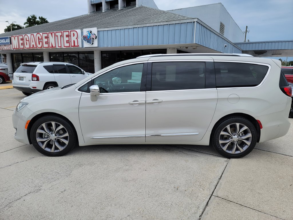 Used 2020 Chrysler Pacifica Limited FWD image 2