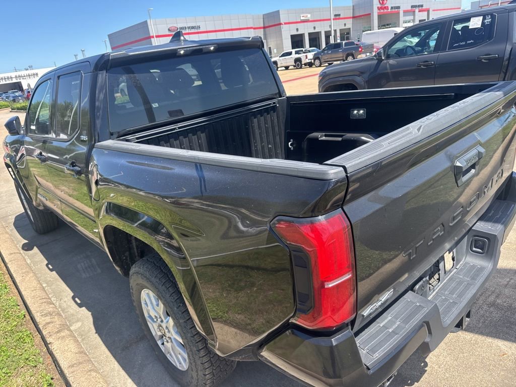 Used 2025 Toyota Tacoma SR5 AWD/4WD image 4