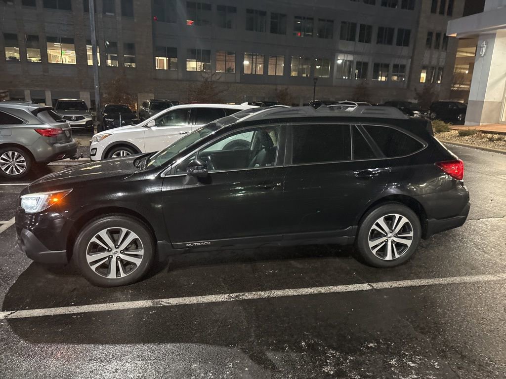 Used 2018 Subaru Outback 3.6R Limited image 2