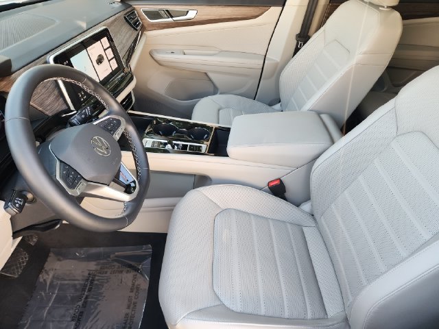 Used 2025 Volkswagen Atlas SEL AWD/4WD image 5