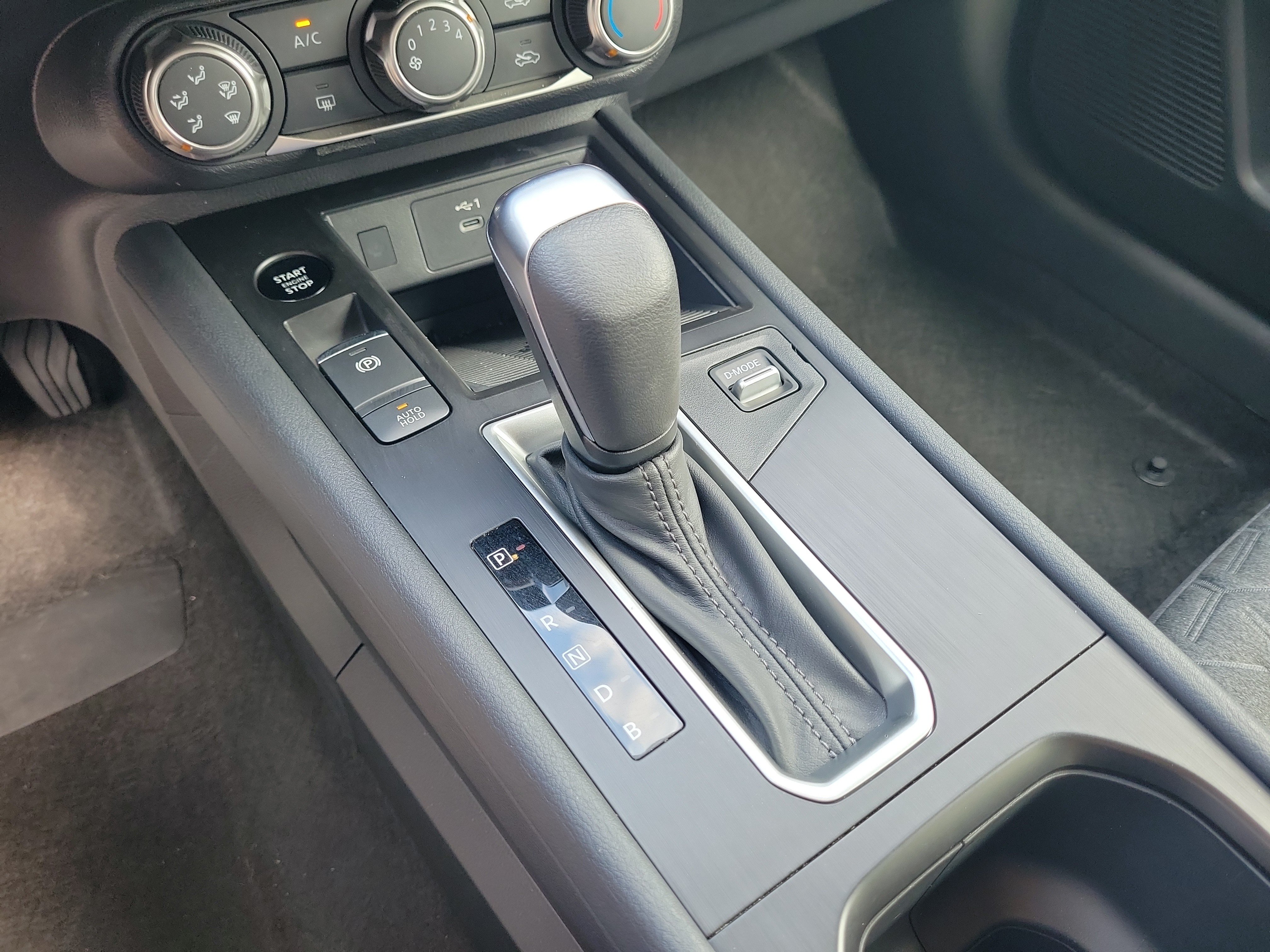 Certified 2025 Nissan Kicks SV FWD image 19