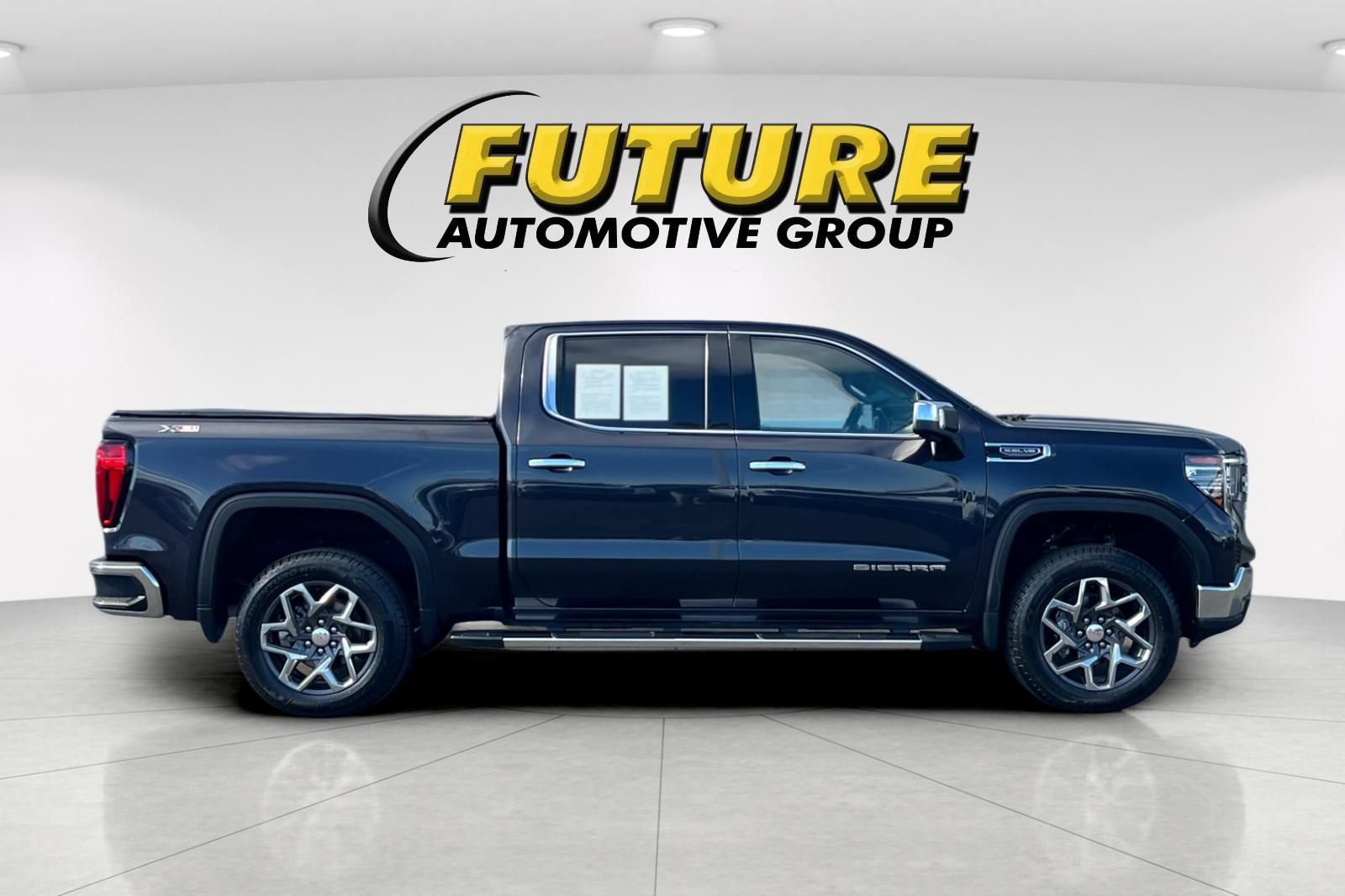 Used 2023 GMC Sierra 1500 SLT w/ SLT Premium Package AWD/4WD image 3