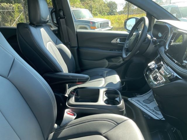 New 2026 Chrysler Pacifica Select image 16