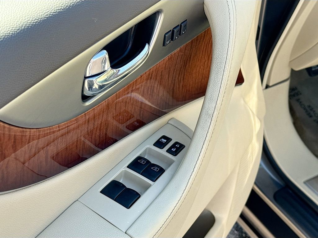 Used 2016 INFINITI QX70 AWD w/ Premium Package image 16