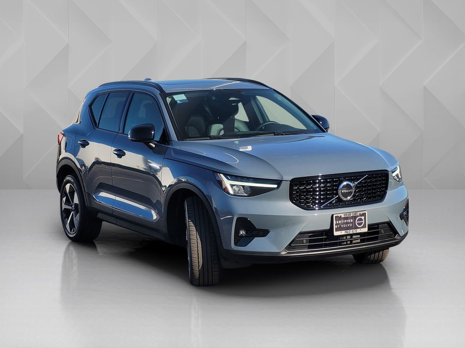 Certified 2023 Volvo XC40 B5 Plus w/ Protection Package Premier image 8