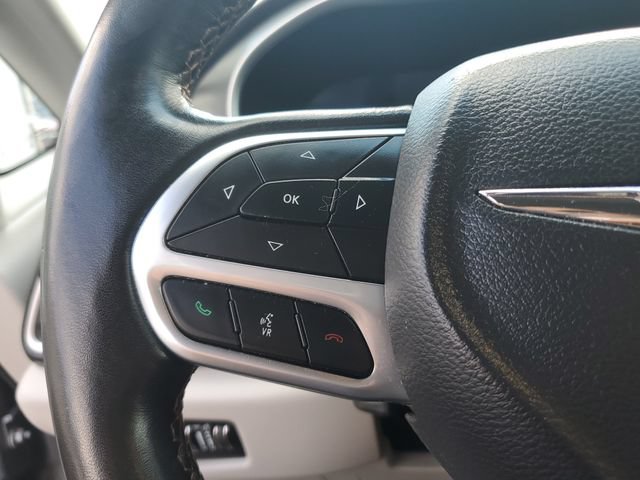 Used 2020 Chrysler Pacifica Touring-L w/ Tire & Wheel Group FWD image 13