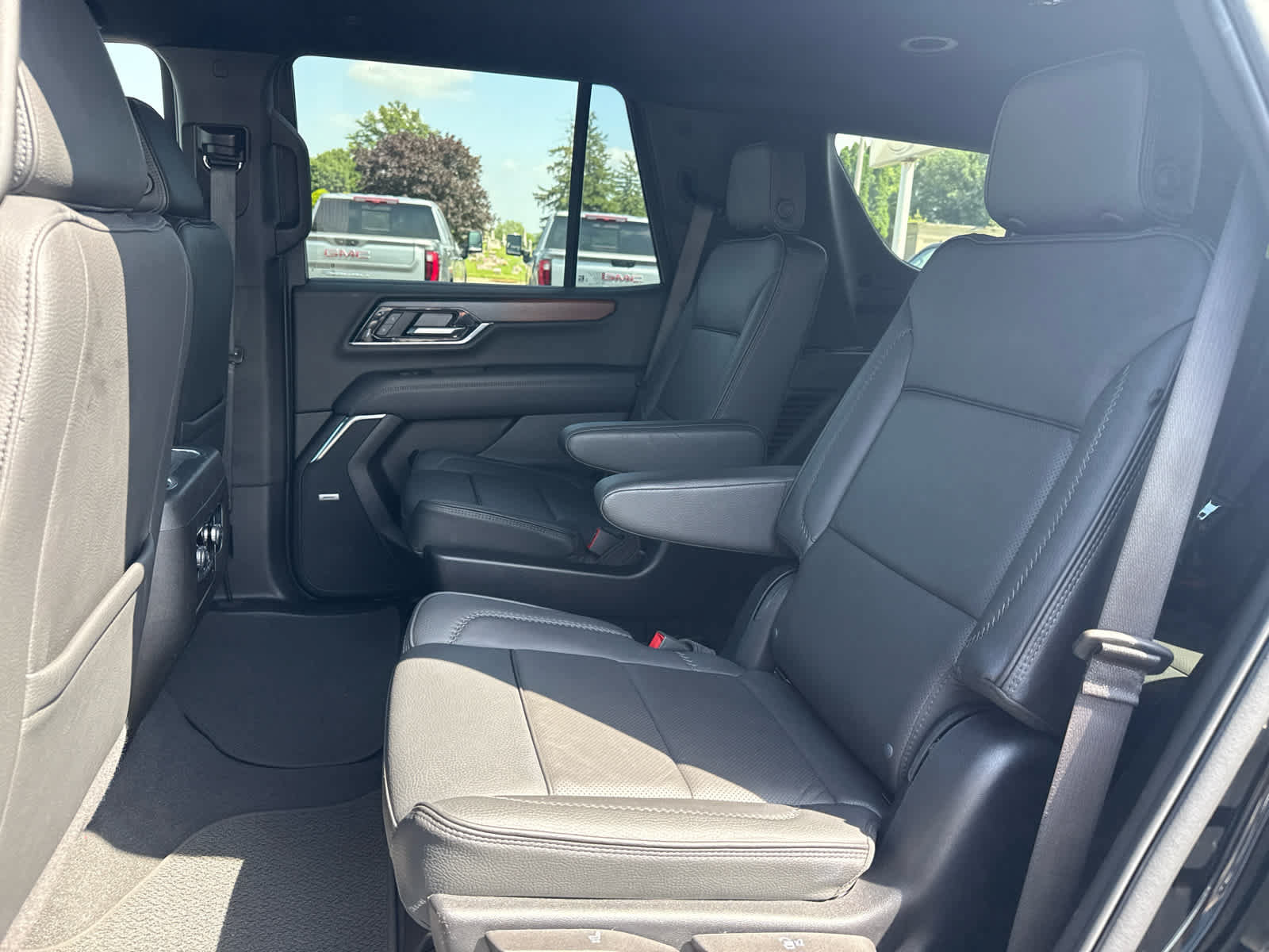 Used 2025 GMC Yukon Denali AWD/4WD image 23