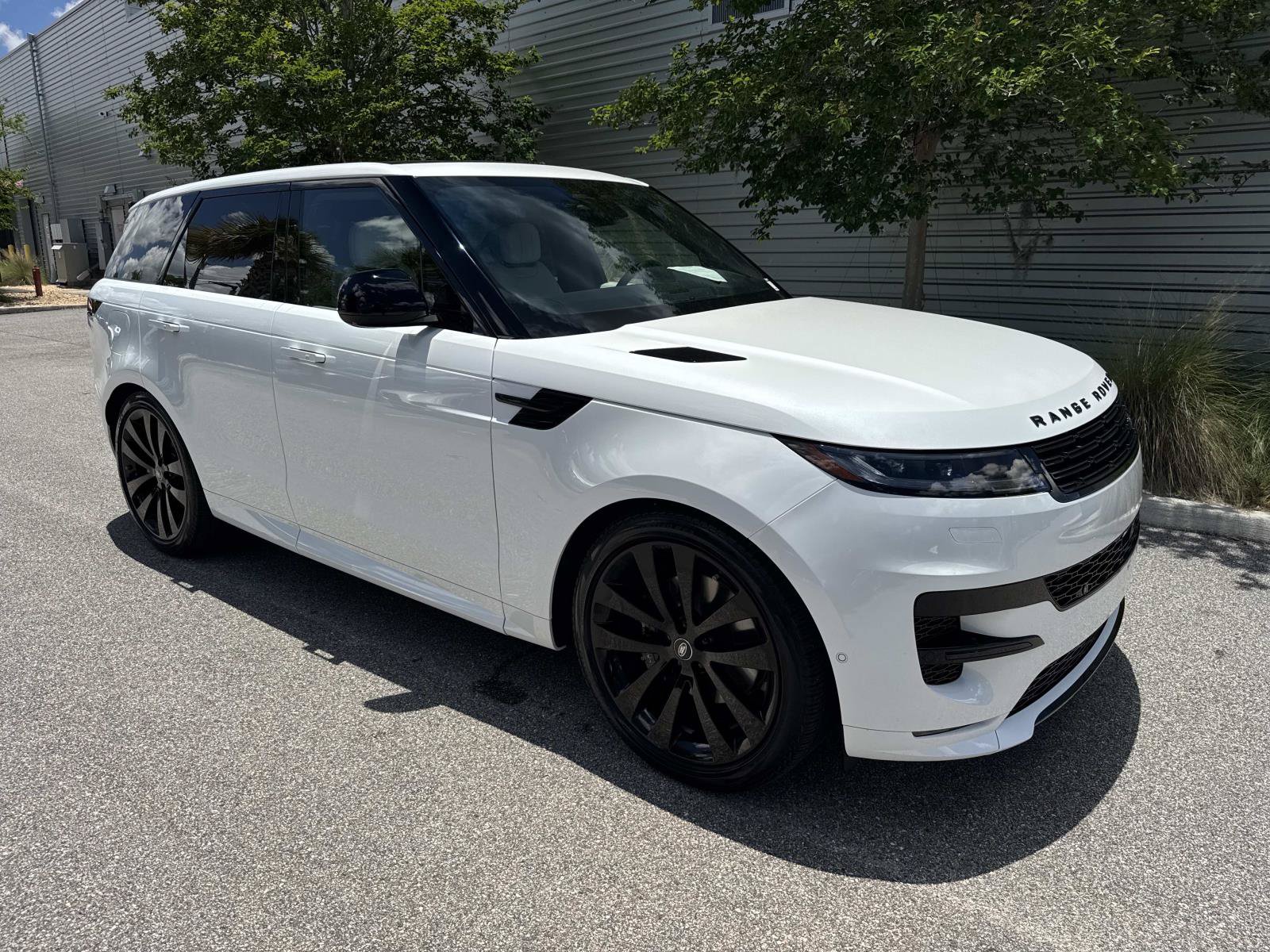 Used 2024 Land Rover Range Rover Sport Dynamic SE AWD/4WD image 4