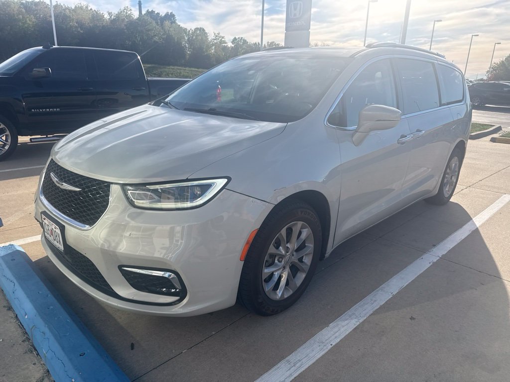Used 2021 Chrysler Pacifica Touring-L w/ Uconnect Theater Family Group FWD image 2