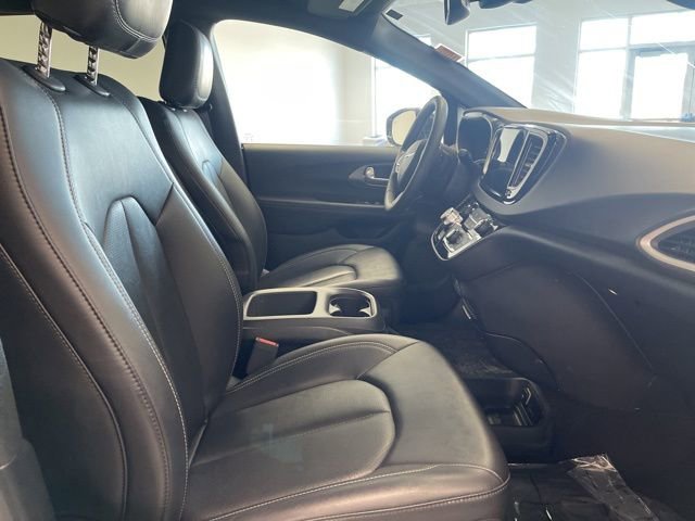 Used 2025 Chrysler Pacifica Select image 29
