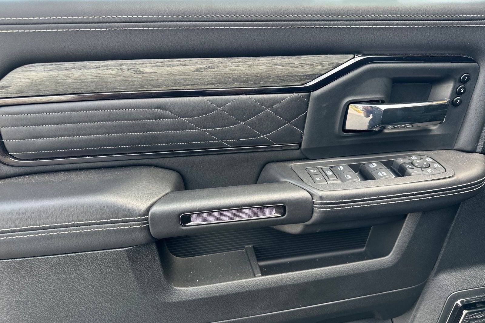 Used 2025 RAM 3500 Limited image 12