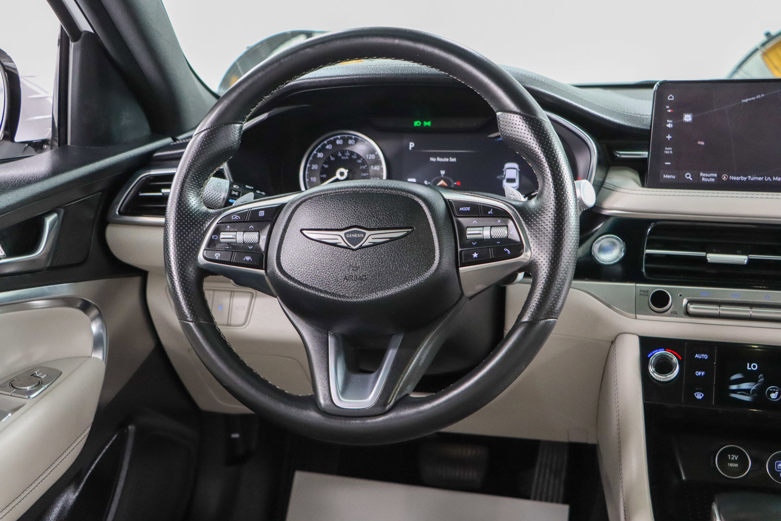 Used 2025 Genesis G70 2.5T image 12