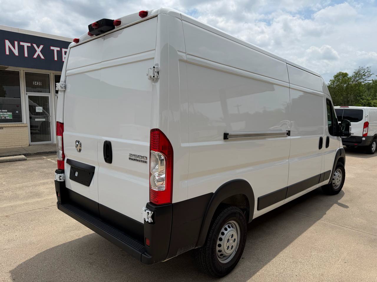 Used 2025 RAM ProMaster 2500 w/ Convenience Group FWD image 5