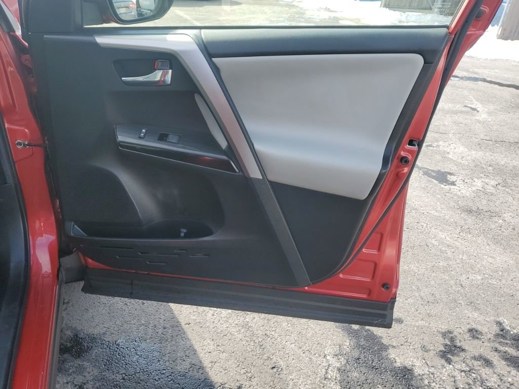Used 2016 Toyota RAV4 Limited image 32