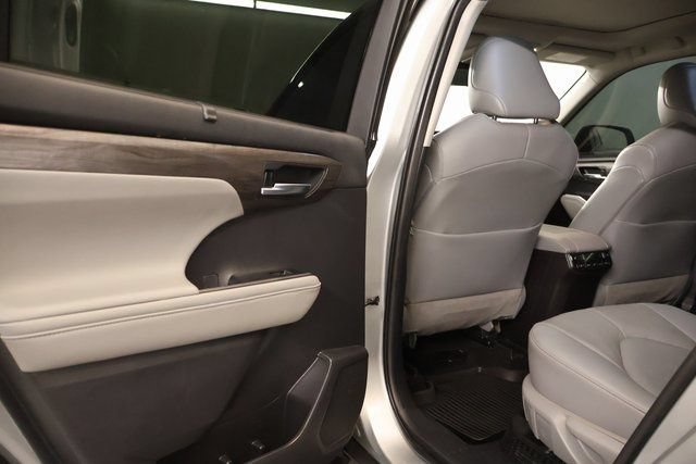 Used 2021 Toyota Highlander Platinum AWD/4WD image 32