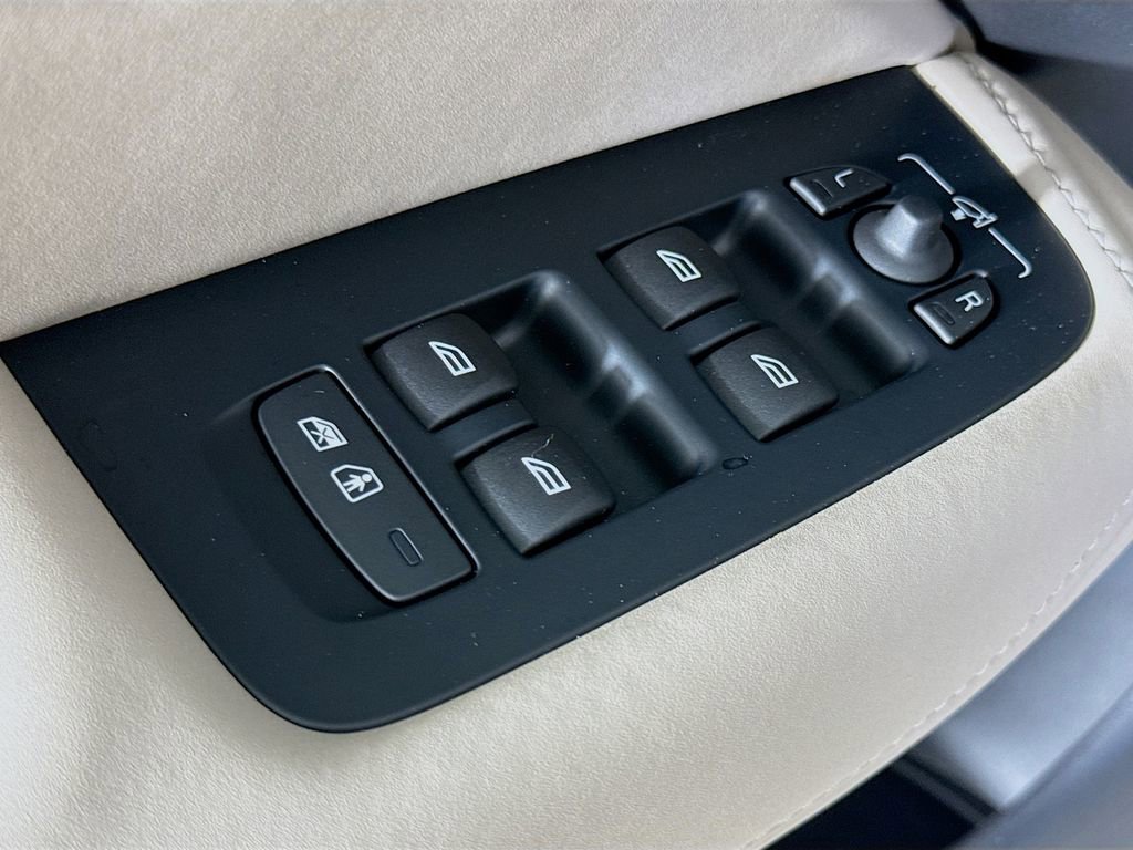 Used 2026 Volvo XC60 B5 Plus w/ Protection Package Premier image 18