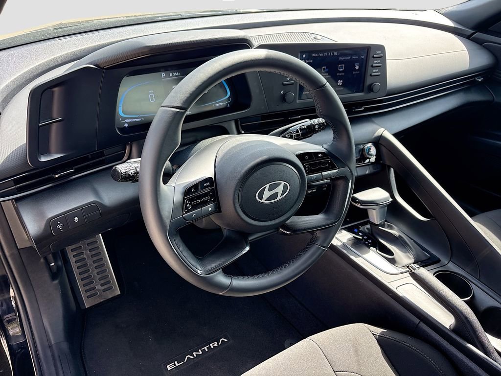 Certified 2025 Hyundai Elantra Sport image 9