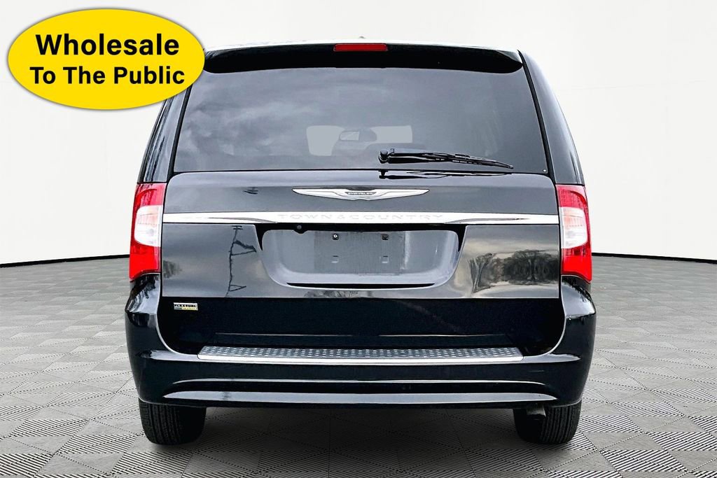 Used 2016 Chrysler Town & Country Touring image 6