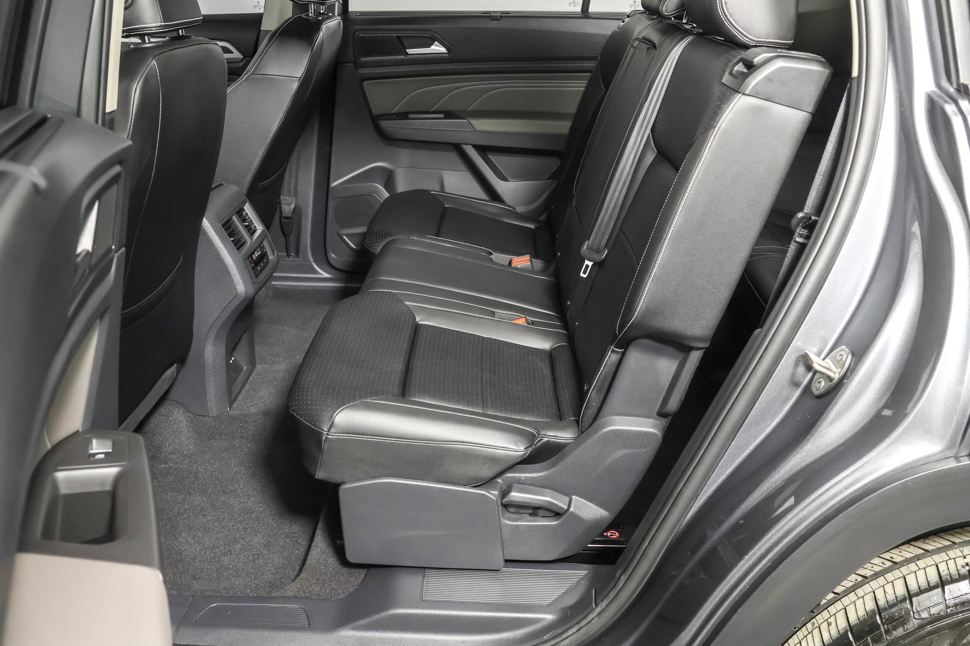 Used 2023 Volkswagen Atlas SE w/ Black Wheel Package image 35