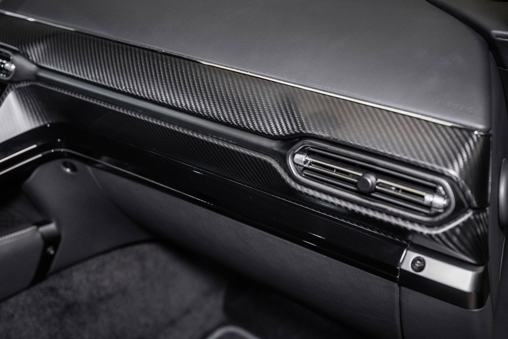 Used 2025 Aston Martin V8 Vantage Coupe image 37