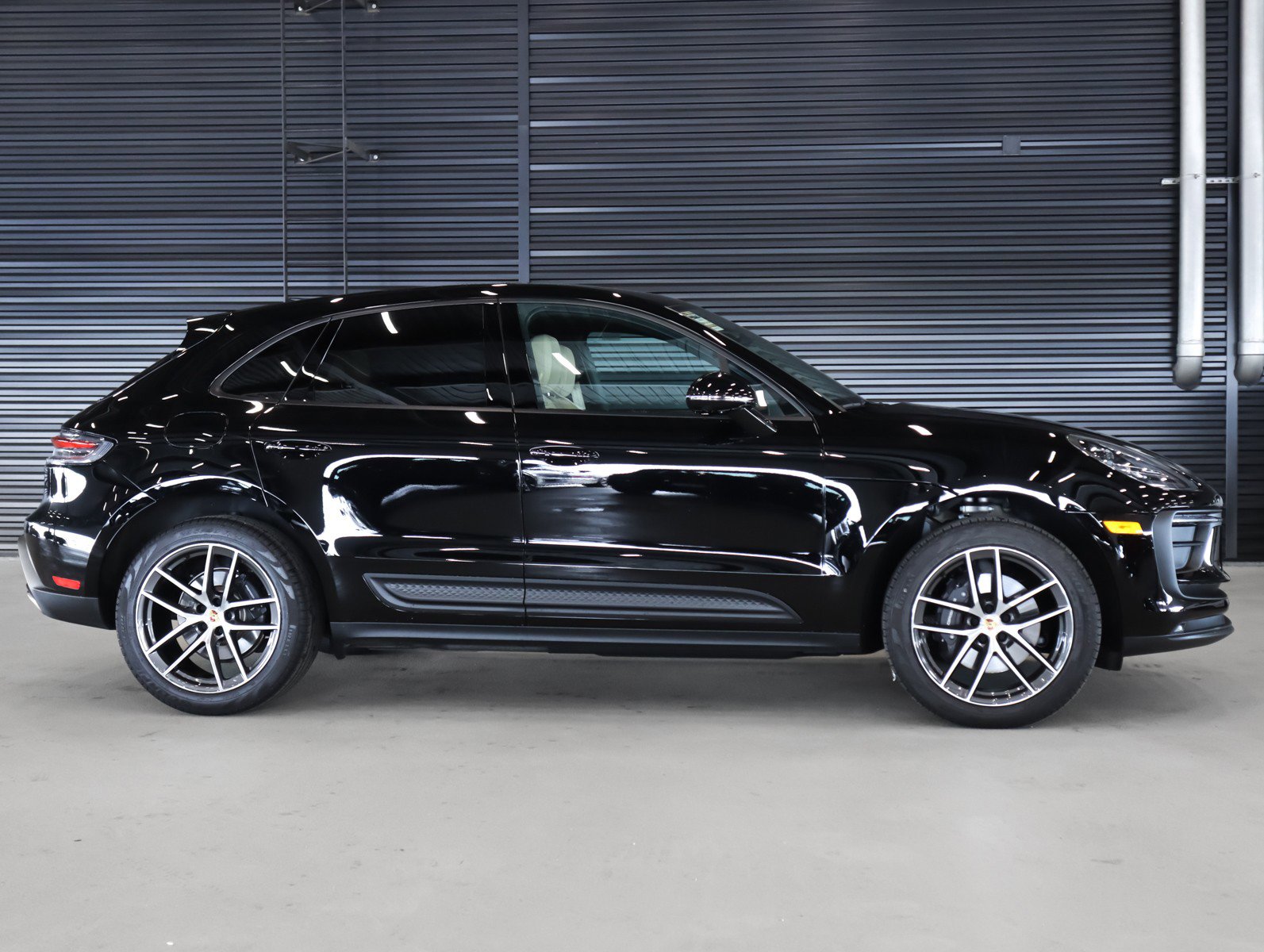 Certified 2025 Porsche Macan image 11