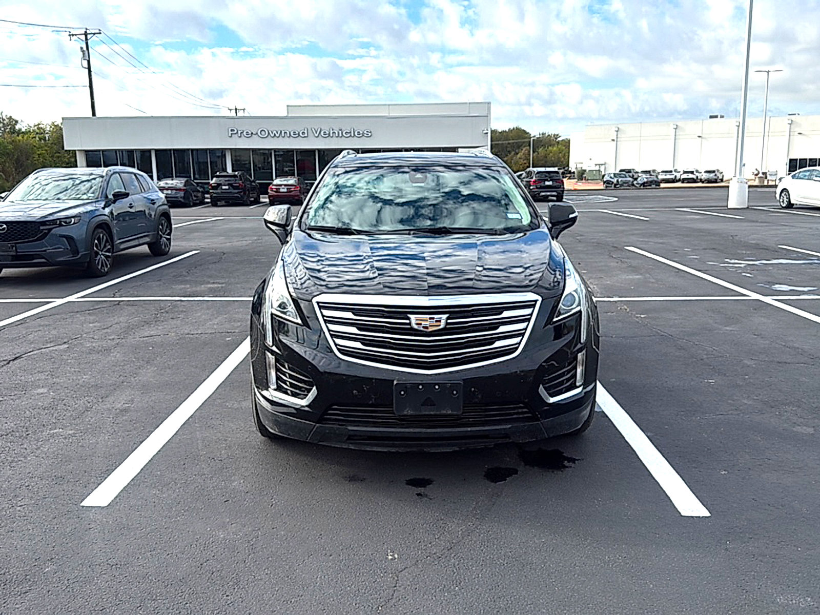Used 2017 Cadillac XT5 Luxury w/ Driver Awareness Package FWD image 3