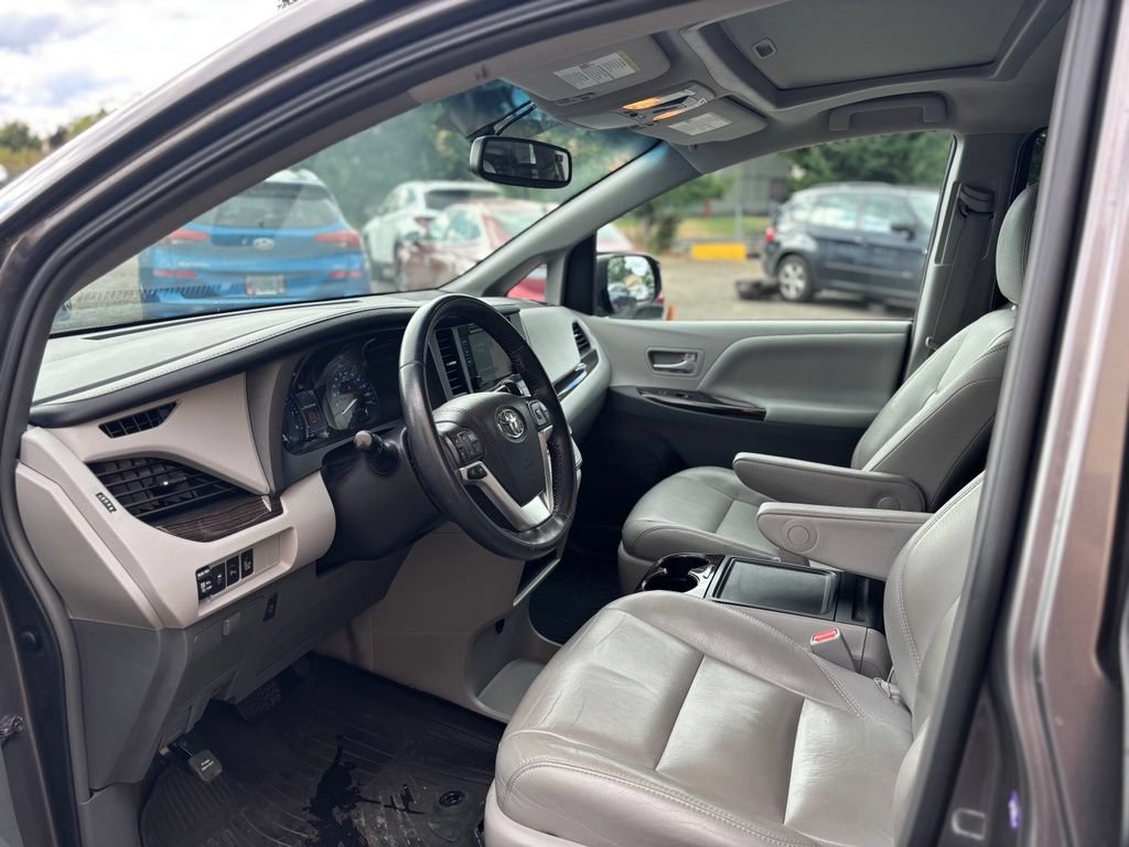 Used 2017 Toyota Sienna XLE w/ XLE Navigation Package AWD/4WD image 21