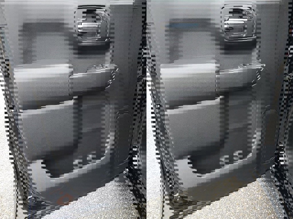 Used 2025 Chevrolet Silverado 1500 Custom image 8